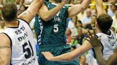 Berni, en el centro, entra a canasta en un partido de la ACB