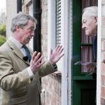 Nigel Farage pide el voto casa por casa ayer en Broadstairs, en el sureste de Inglaterra