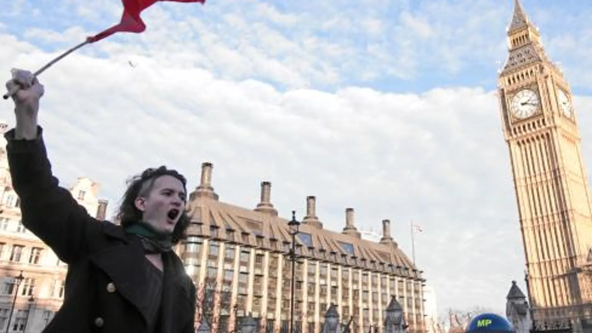 Charlie Gilmour se colgó de un monumento a los héroes de guerra en el centro de la ciudad durante una protesta por la subida de las tasas