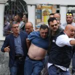 Un hombre con camiseta azul (c) es detenido por ser sospechoso de protagonizar el tiroteo desde su terraza en la que ha matado a cuatro persona.