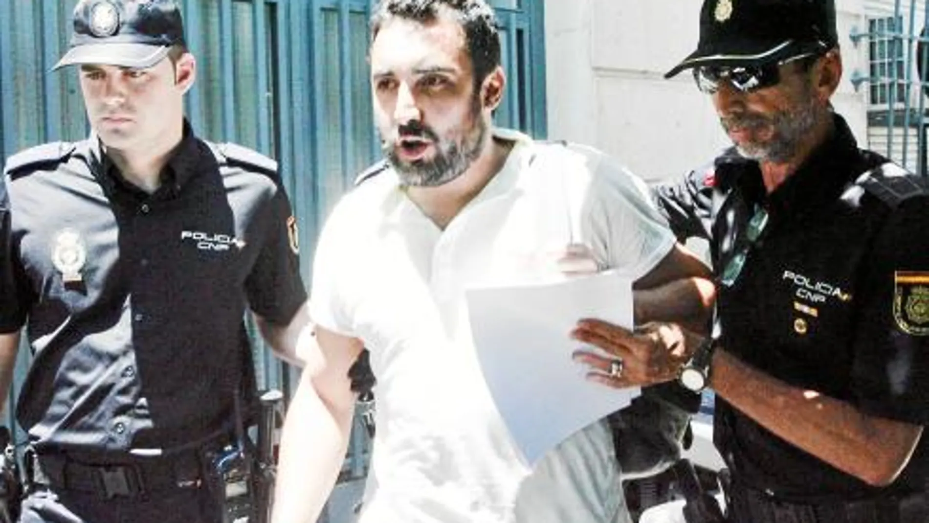 Luis Carbajo, a la salida del juzgado de guardia, antes de ser ingresado en observación en el Macarena