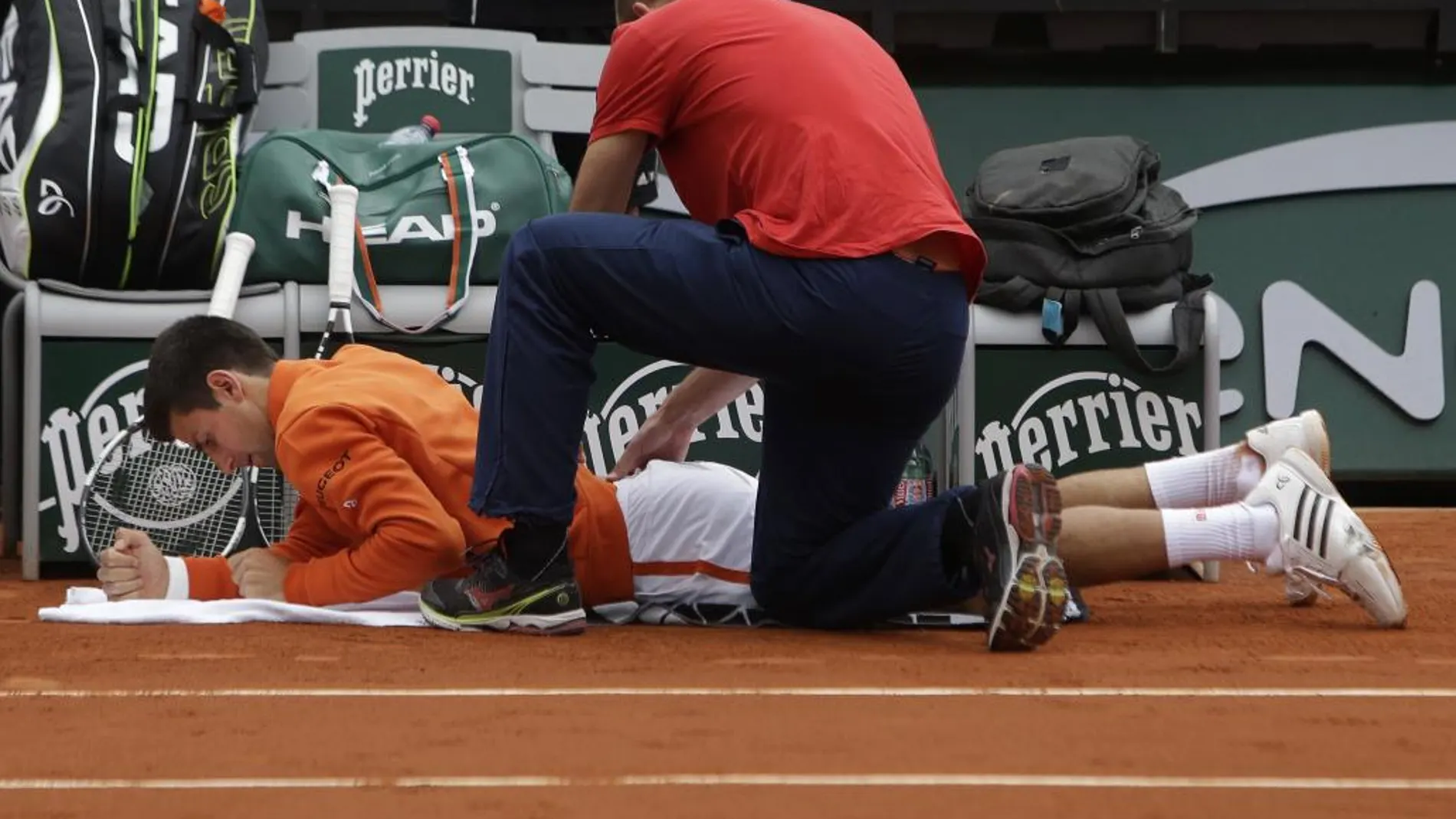 Novak Djokovic se quejó de la zona inguinal, el abdominal y la cadera, por lo que recibió asistencia médica.