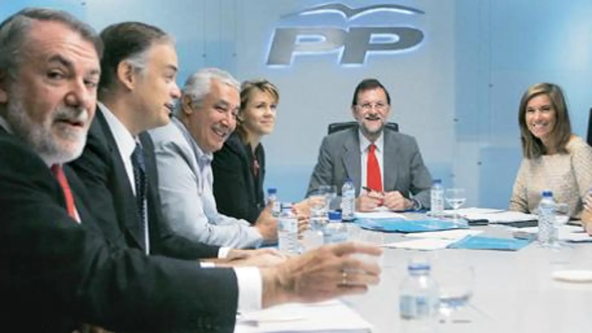 Rajoy no se plantea la moción de censura pero mimará a CiU y PNV