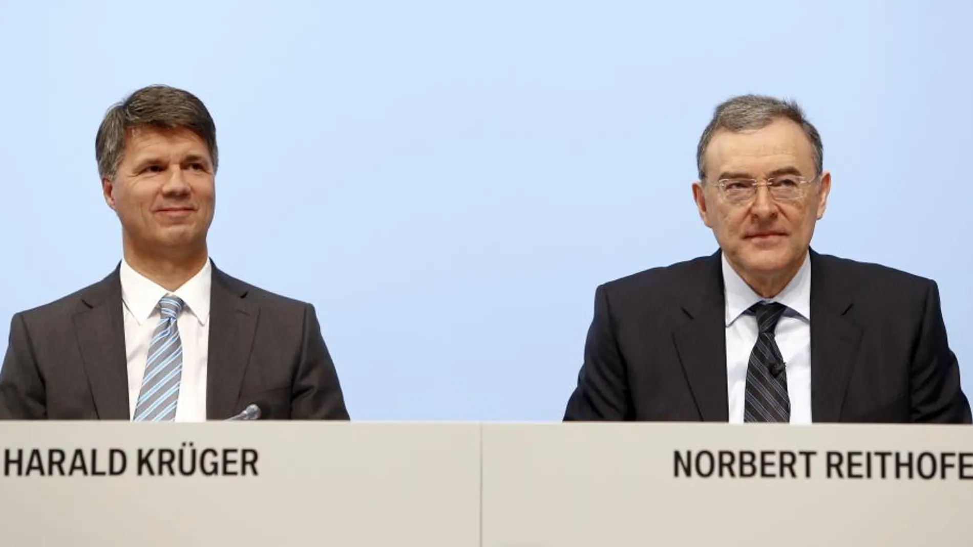 El exdirector general de BMW (d) Norbert Reithofer, junto a su sucesor Harald Krueger (i)