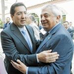El presidente de Cajasol, Antonio Pulido, saluda al de la Cámara de Comercio de Sevilla, Francisco Herrero