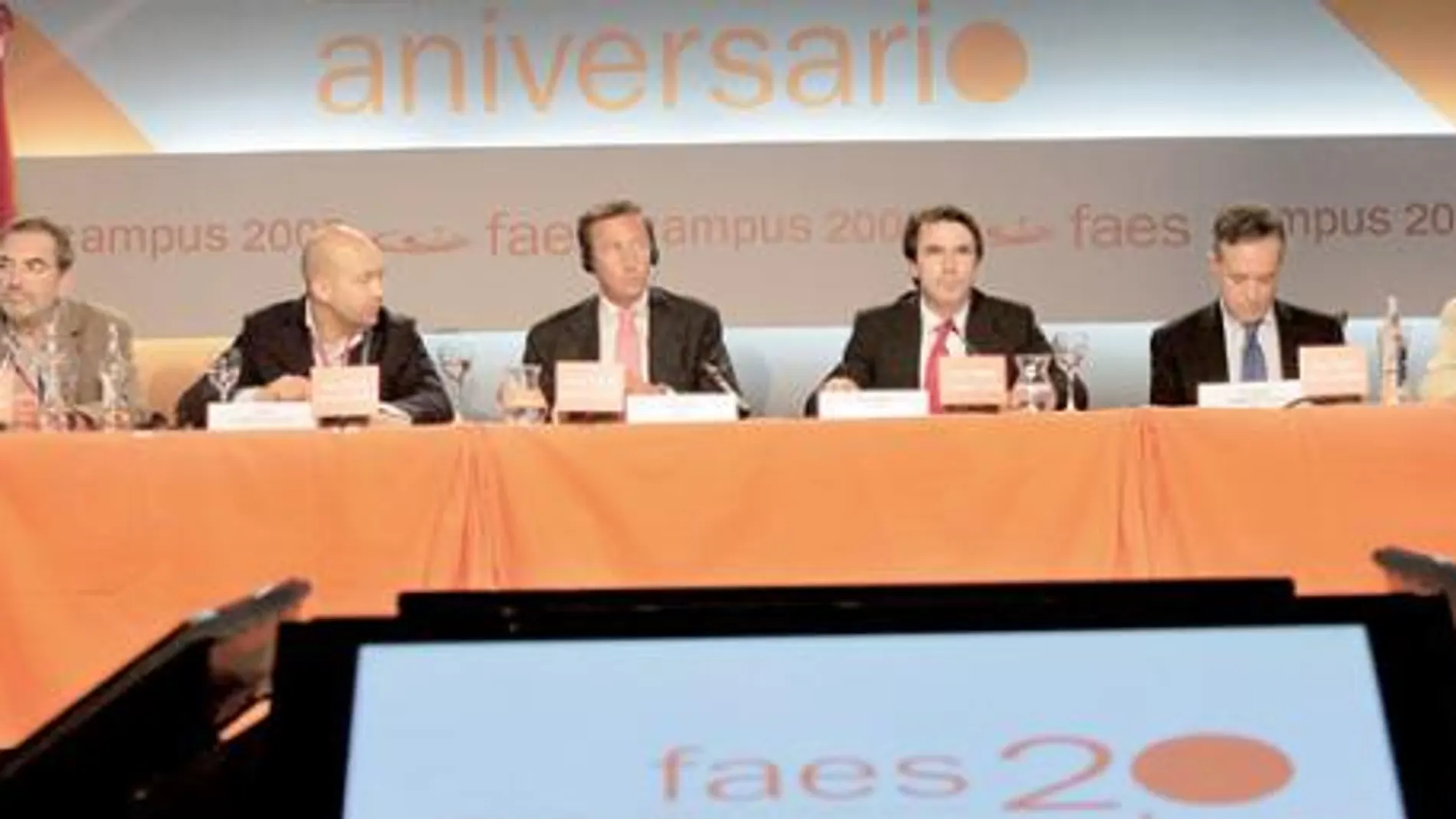 Aznar vaticina más paro y recesión con la subida de impuestos del PSOE