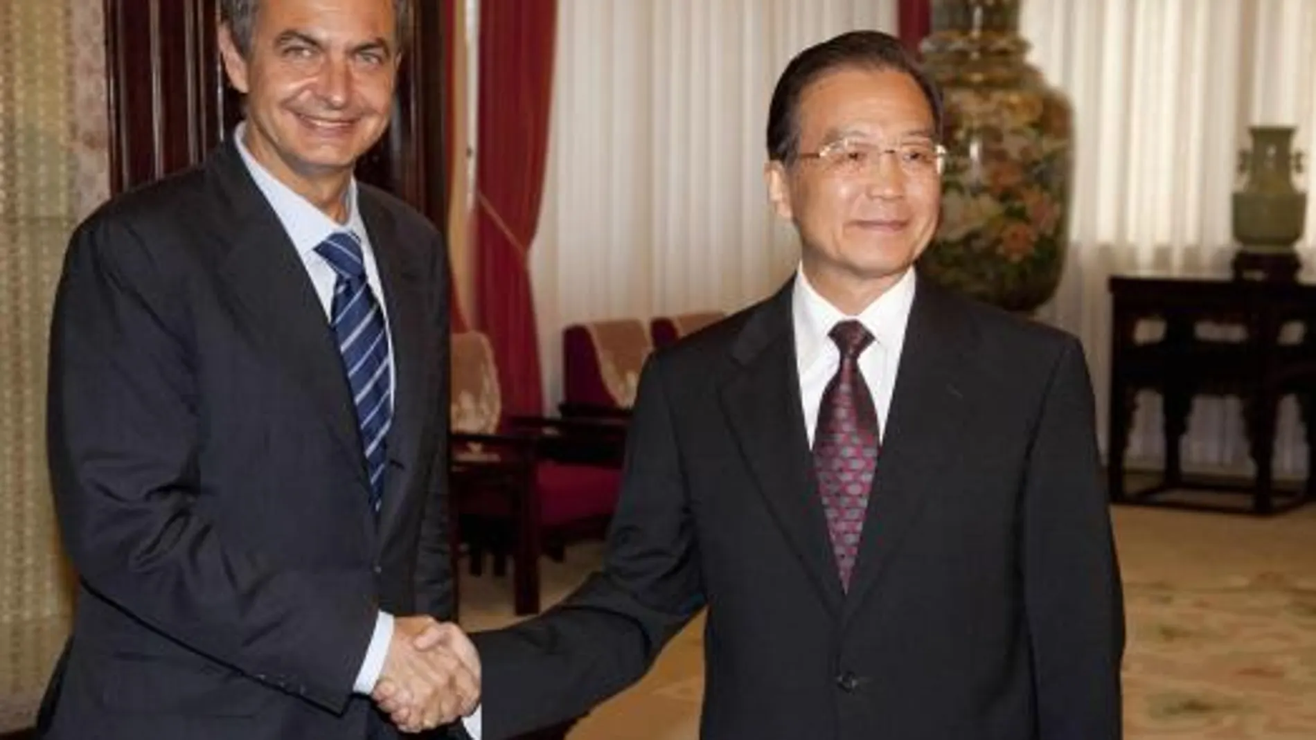 El primer ministro chino, Wen Jiabao, en una imagen de archivo junto a Zapatero
