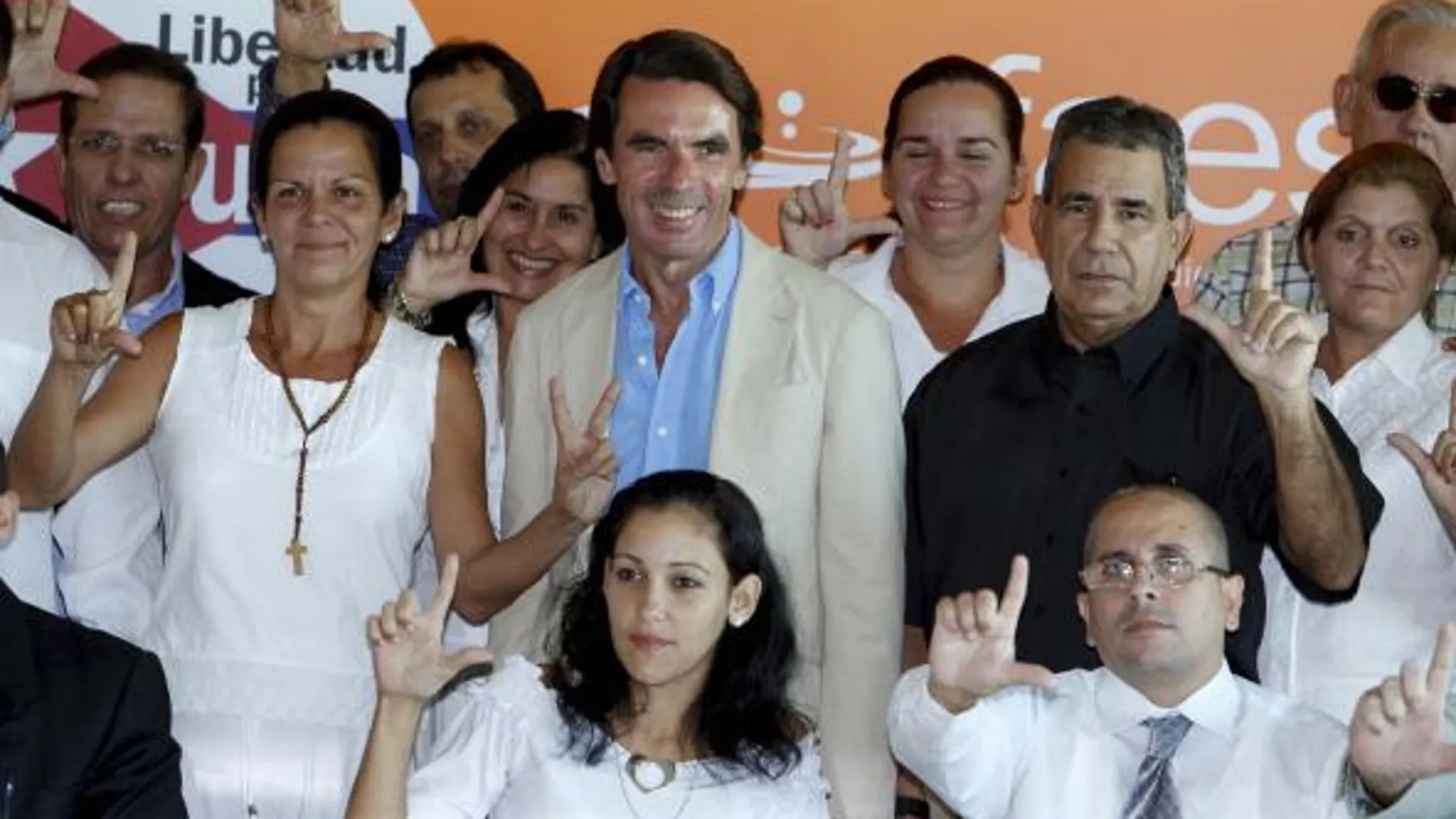 Aznar (c), junto a los disidentes cubanos trasladados recientemente a España con quienes se reunió hoy en Madrid