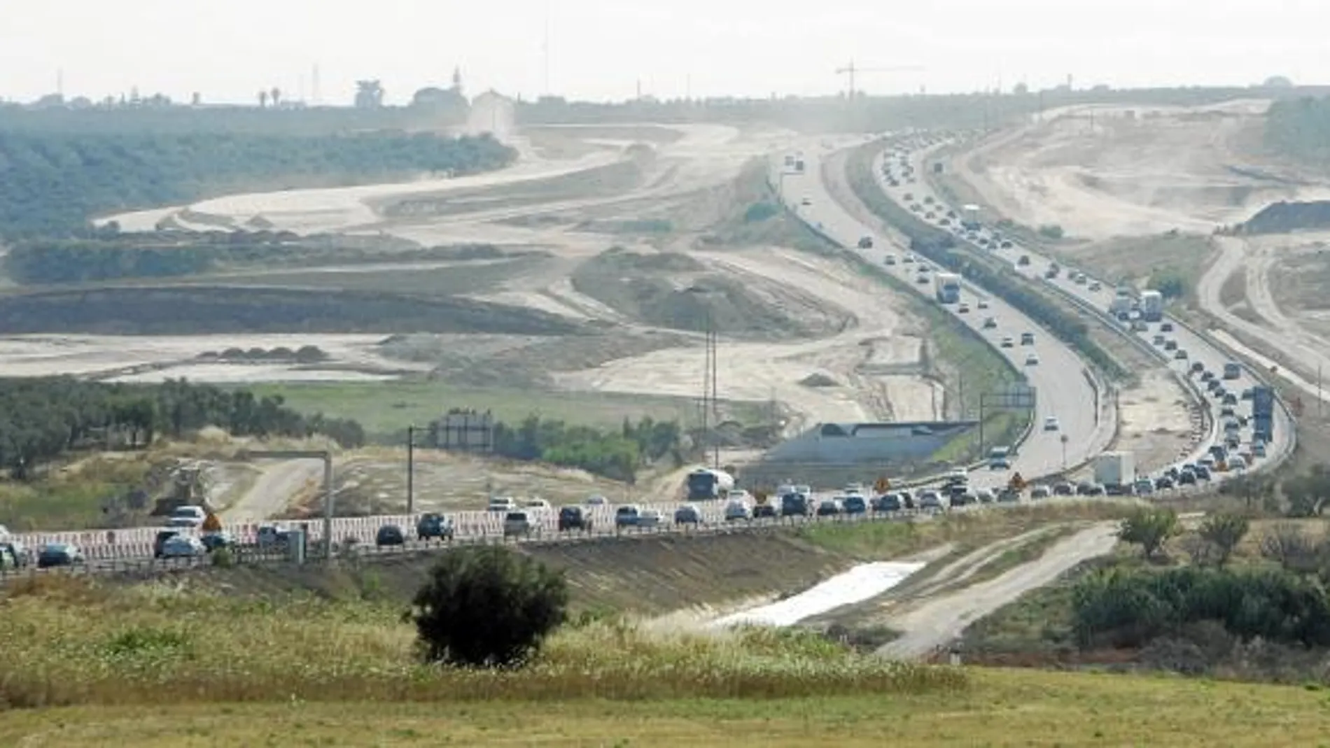 Las retenciones en la subida hasta Gines son constantes en horas punta por la limitada capacidad de la A-49
