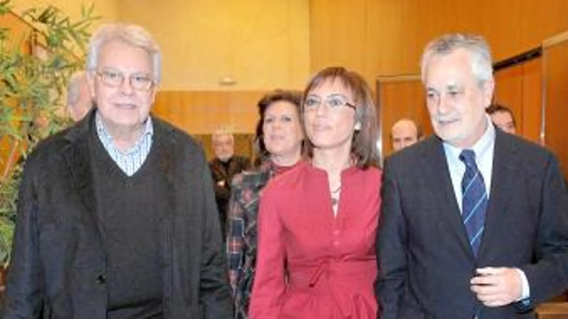Felipe González, María Gámez y José A. Griñán, ayer en Málaga