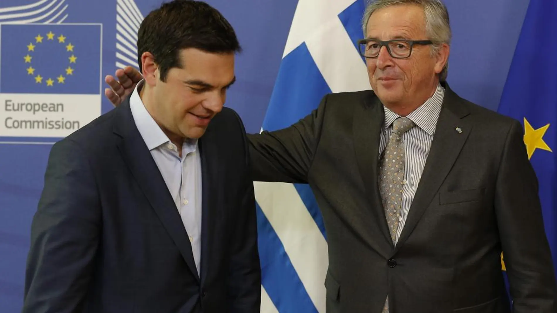 El presidente de la Comisión Europea (CE), Jean-Claude Juncker y el primer ministro griego, Alexis Tsipras durante su reunión de ayer