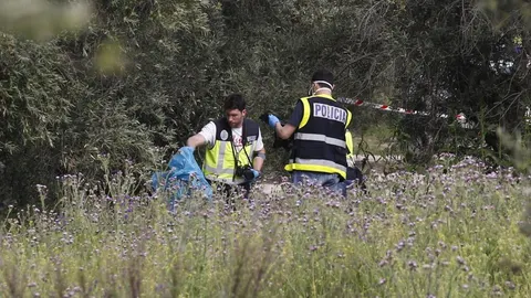 Agentes de la Policía Nacional investigan los restos encontrados
