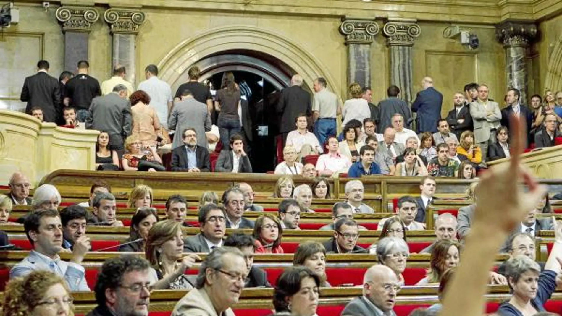 El tripartito desoye al TC y aprueba las veguerías en un «acto de soberanía»