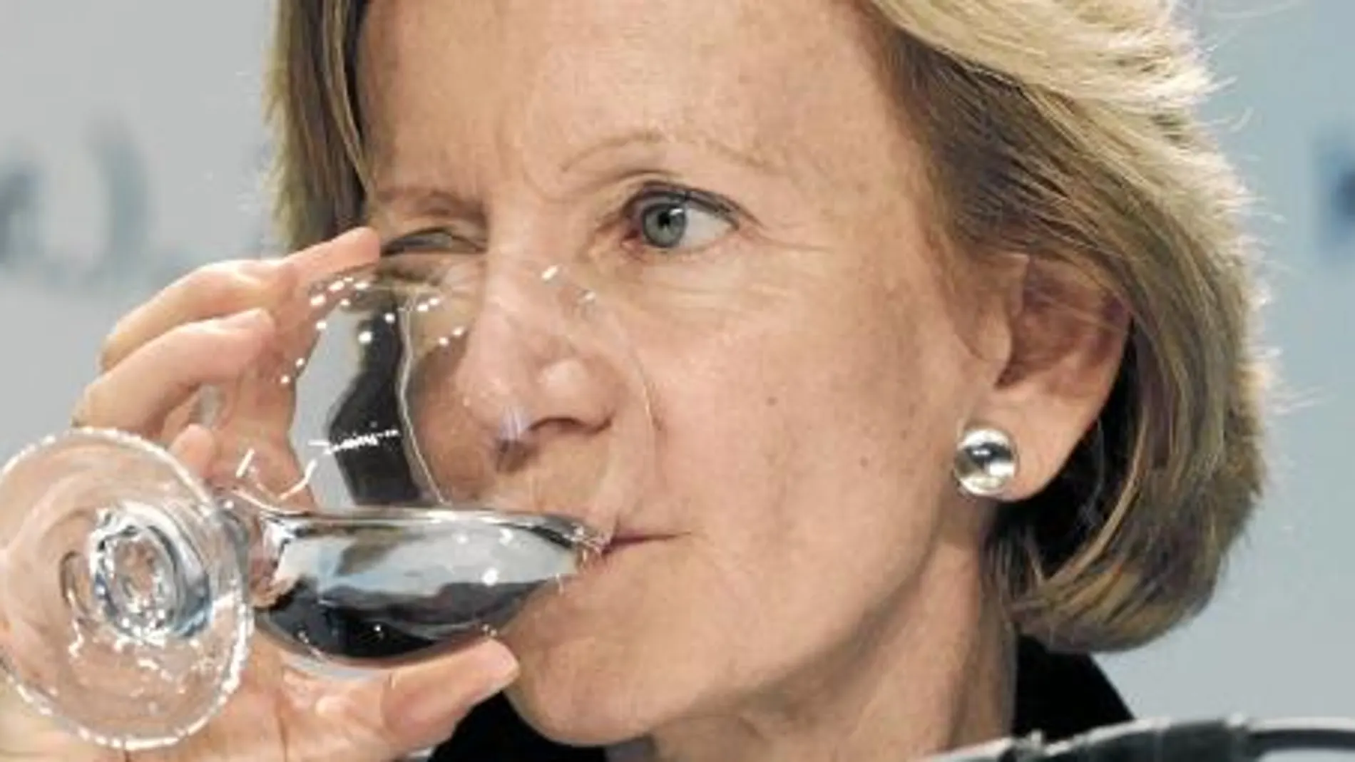Elena Salgado ha puesto la maquinaria del Estado al máximo para poder cambiar a tiempo las nóminas de tres millones de funcionarios