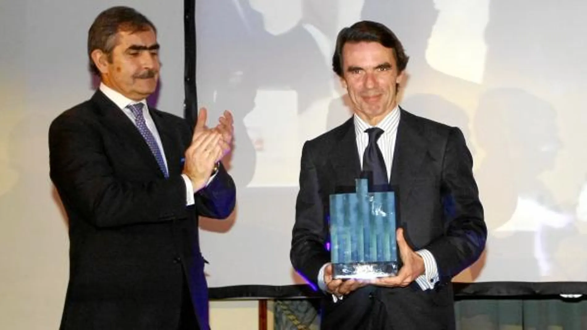 En la imagen, el presidente de la comunidad judía de Madrid, Samuel Bengio, tras hacer entrega del premio al ex presidente del Gobierno.