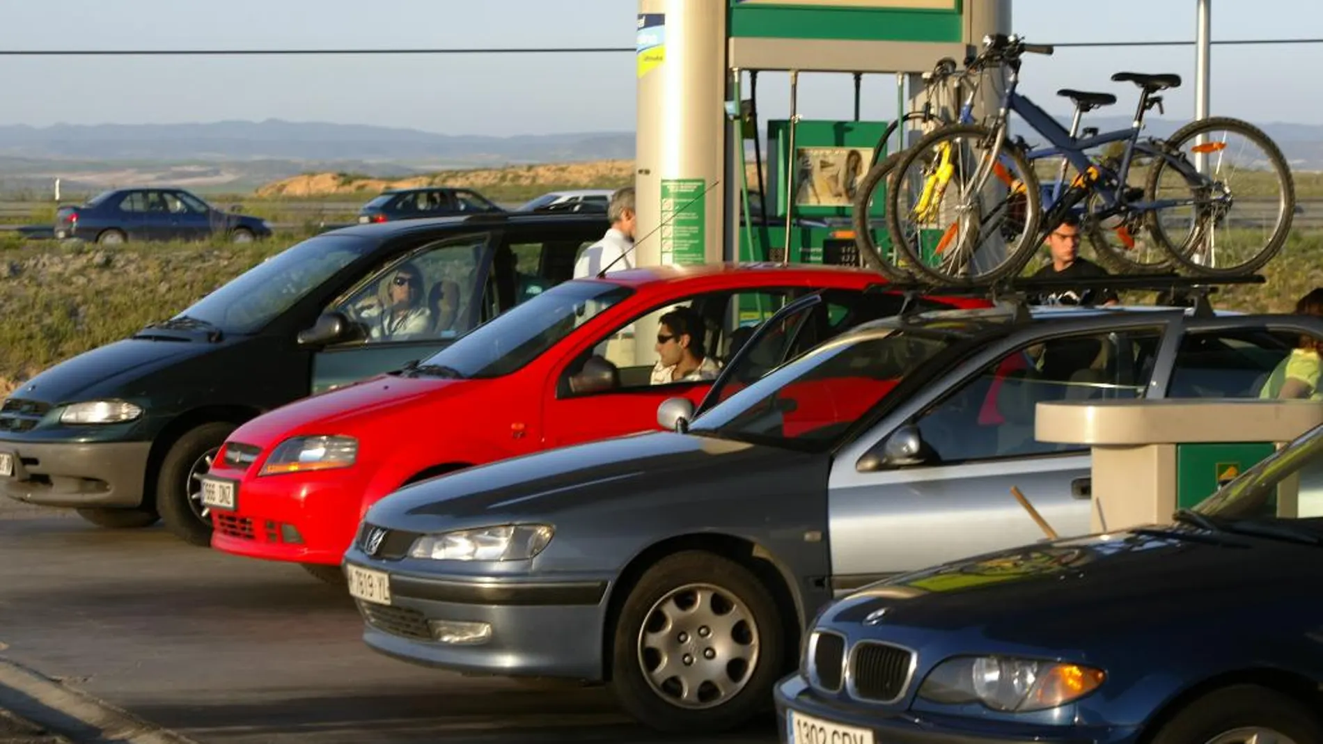 El litro de gasolina cuesta de media 1,261 euros en los surtidores