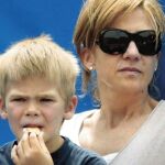 La Infanta Cristina, ayer, en la semifinal del trofeo Conde de Godó de tenis junto a su hijo Miguel