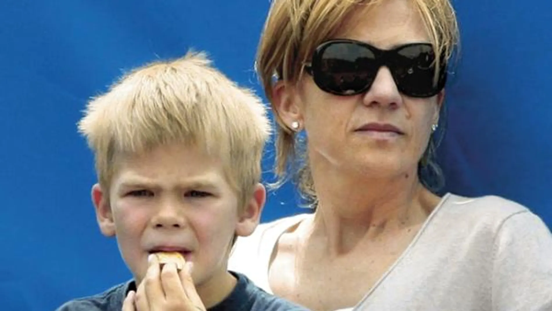 La Infanta Cristina, ayer, en la semifinal del trofeo Conde de Godó de tenis junto a su hijo Miguel