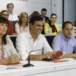 Pedro Sánchez (2i), la presidenta del partido, Micaela Navarro (i), el secretario de Organización y Acción Electoral, César Luena (2d), y el secretario de Reformas Democráticas, Ximo Puig (d), durante la reunión del Comité Federal del partido.