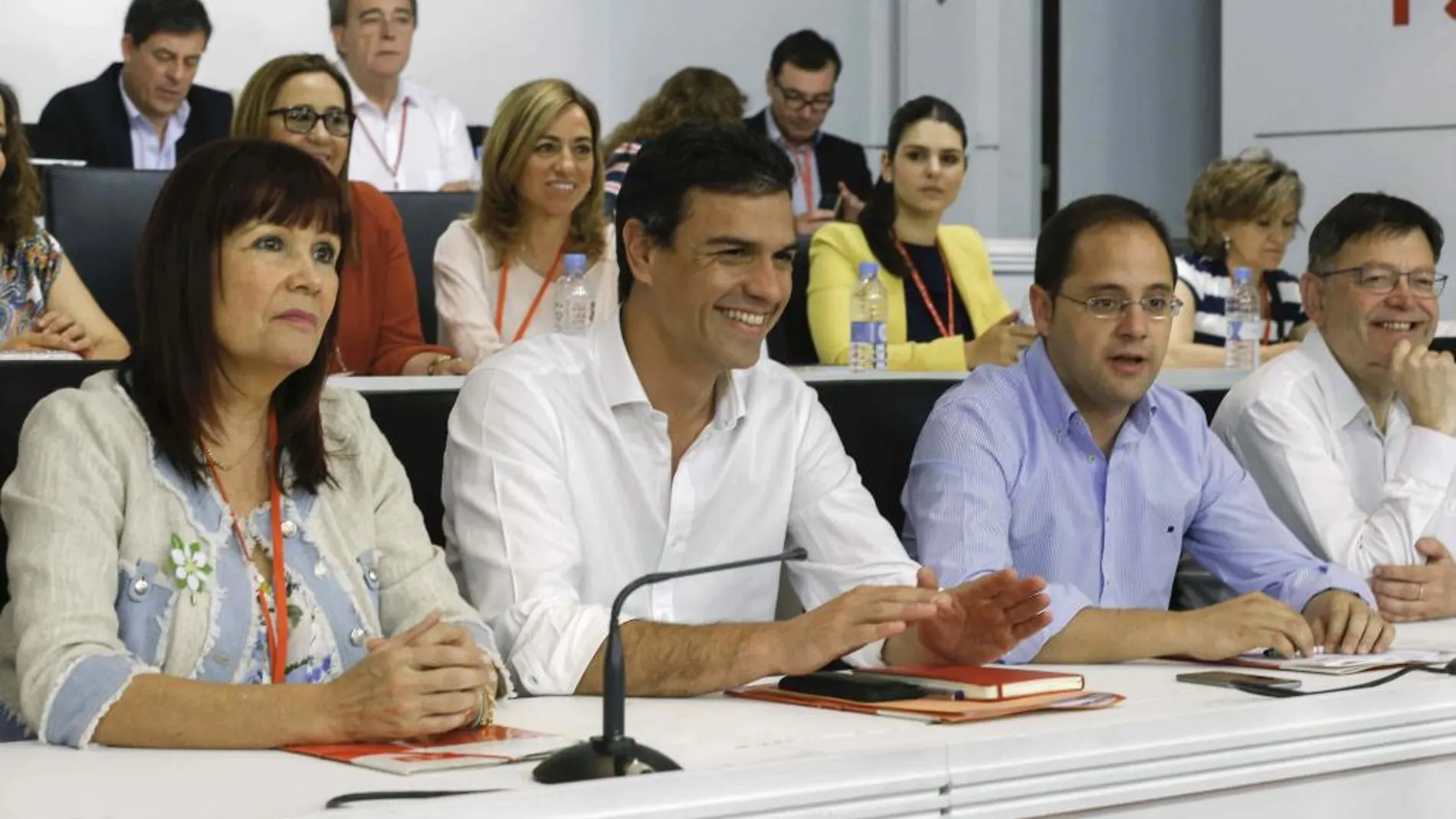 Pedro Sánchez (2i), la presidenta del partido, Micaela Navarro (i), el secretario de Organización y Acción Electoral, César Luena (2d), y el secretario de Reformas Democráticas, Ximo Puig (d), durante la reunión del Comité Federal del partido.