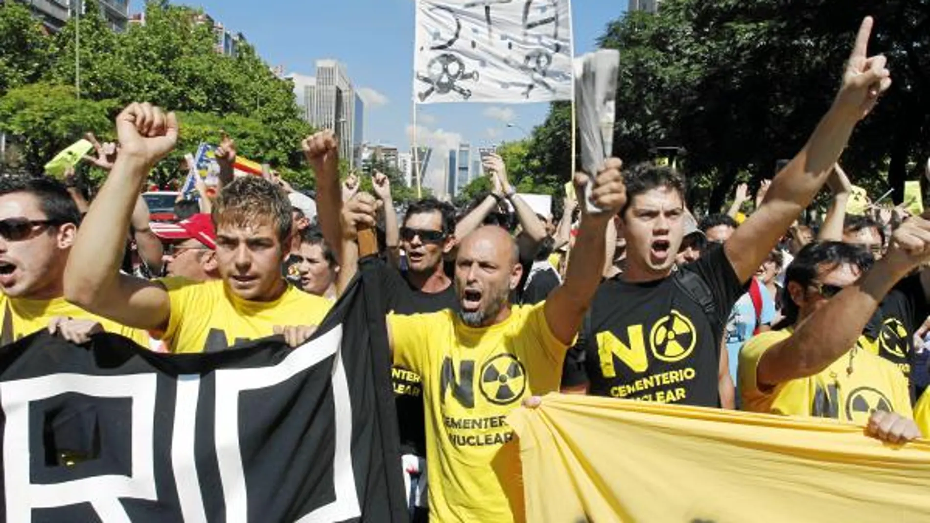Decenas de antinucleares, la mayoría llegados de Valencia, cortaron ayer el Paseo de la Castellana, en Madrid, para mostrar su rechazo al almacén de residuos