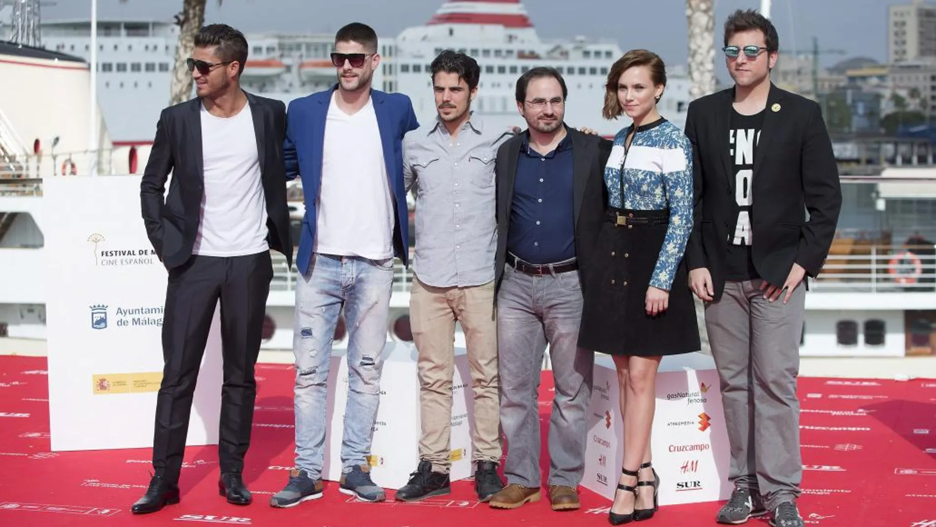 El director Gonzalo Bengala (3d), posa con los actores, de izq. a dcha: Maxi Iglesias, Luis Fernández, Javier Hernández, Aura Garrido y Alvar Gordejuela, durante la presentación de su primer largometraje "Asesinos inocentes"