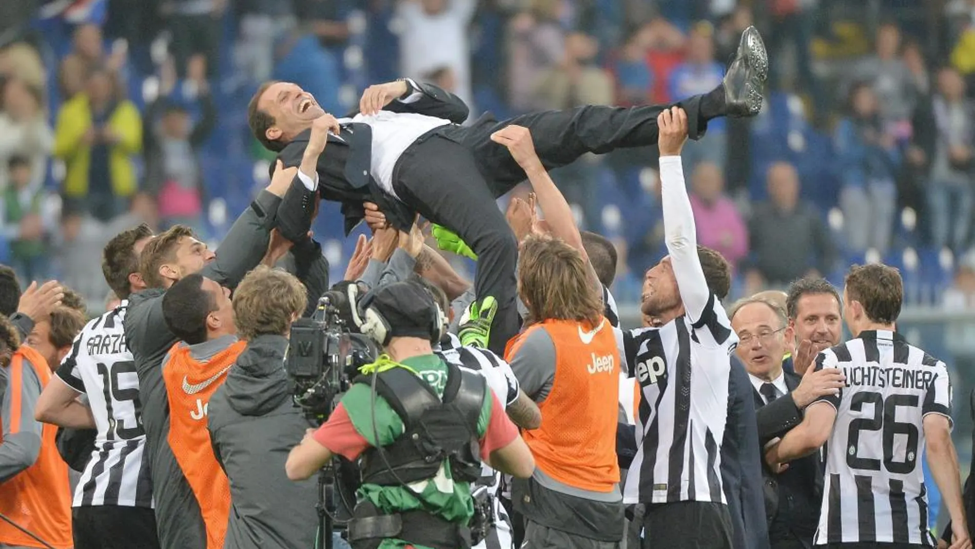 Los jugadores mantean a su entrenador Massimiliano Allegri.