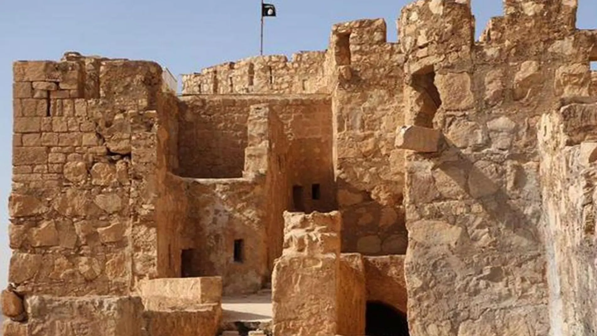 La bandera del Estado Islámico sobre las ruinas de Palmira