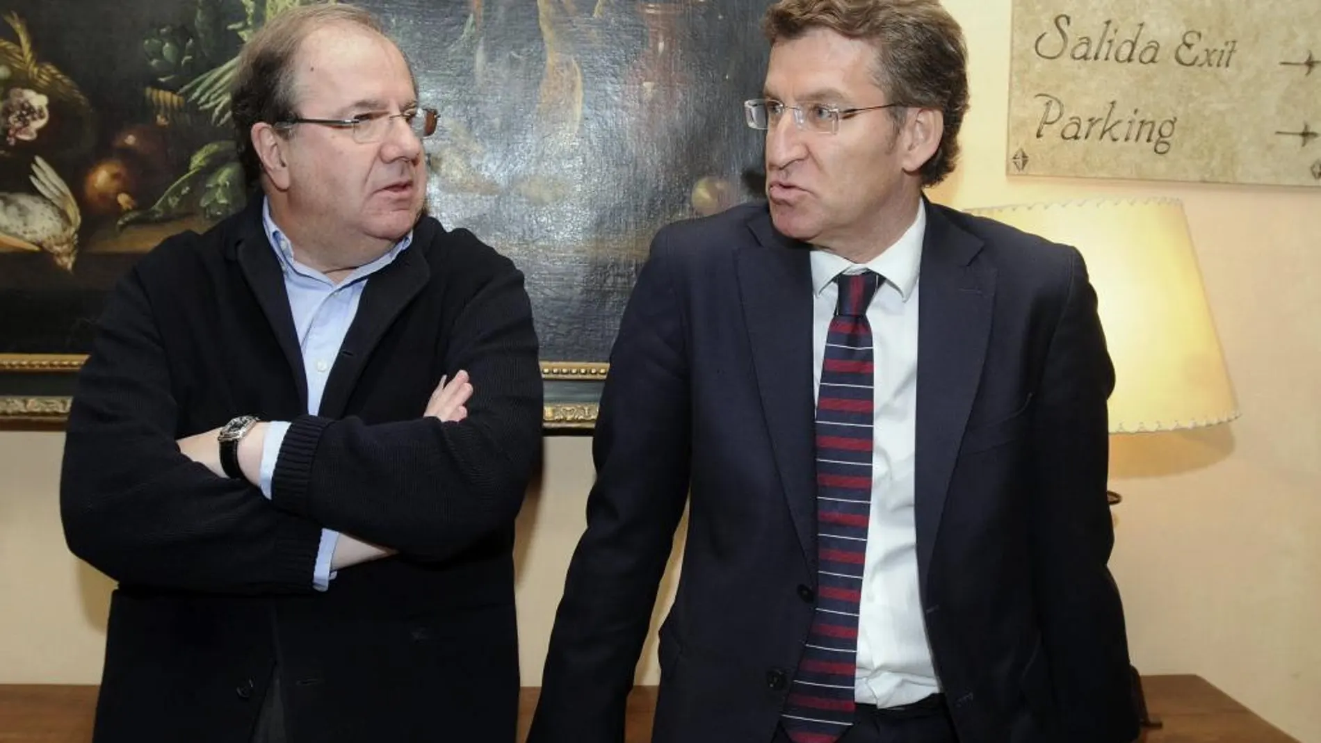 Juan Vicente Herrera conversa con Alberto Núñez Feijoó, durante el acto de la presentación de la campaña electoral del PP de cara a las próximas elecciones autonómicas