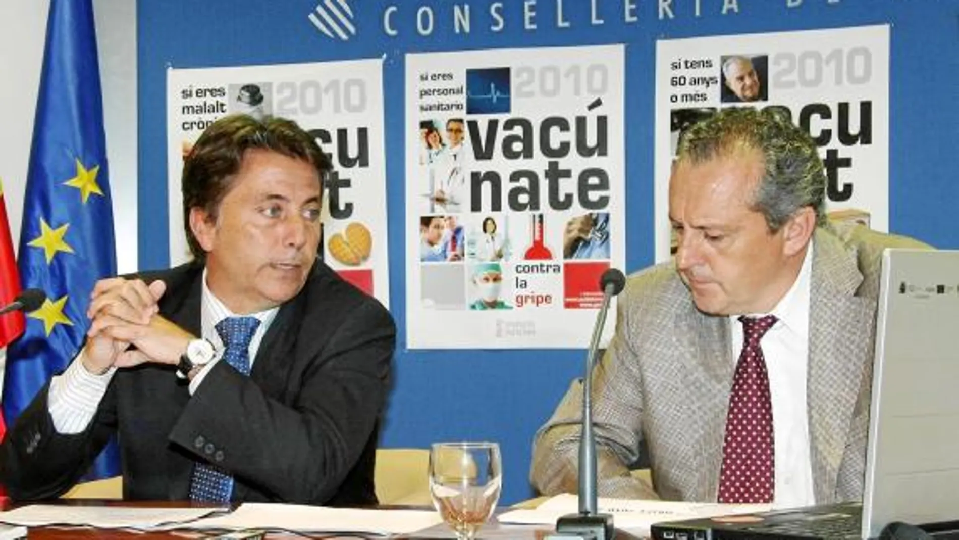 El conseller de Sanidad, Manuel Cervera y el director de Salud Pública, Manuel Escolano, ayer en la presentación de la campaña contra la gripe