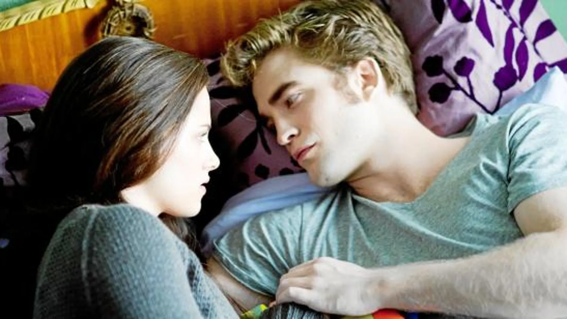 Los actores Kristen Stewart y Robert Pattinson, en una escena de la película «Eclipse»