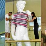 El taller madrileño de dEmo ha servido de vestidor para el particular modelo de 5 metros y 150 kilos de peso que luce una malla en zig-zag de la casa italiana