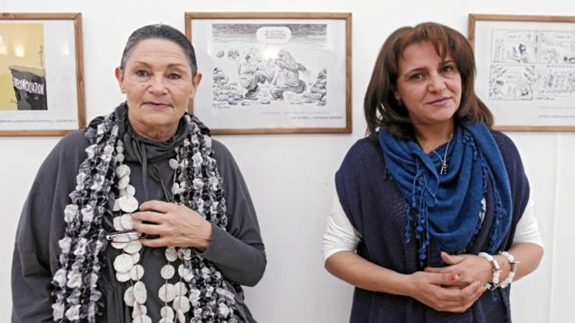 Robi Damelin y Siham Ikhalyel posan en la exposición «Viñetas del conflicto», el martes pasado en Madrid