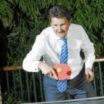 El embajador Scherba aceptó jugar una partida de ping-pong con los periodistas de LA RAZÓN tras la entrevista en la Embajada