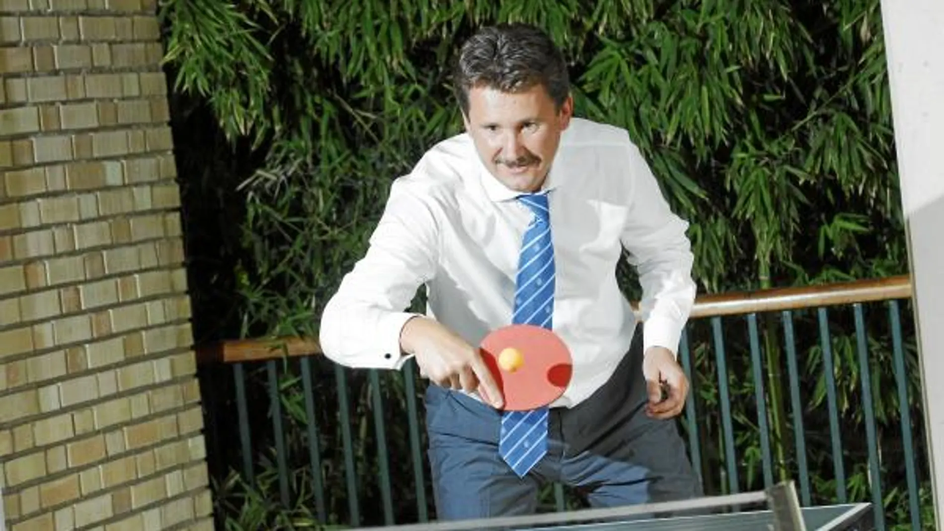 El embajador Scherba aceptó jugar una partida de ping-pong con los periodistas de LA RAZÓN tras la entrevista en la Embajada