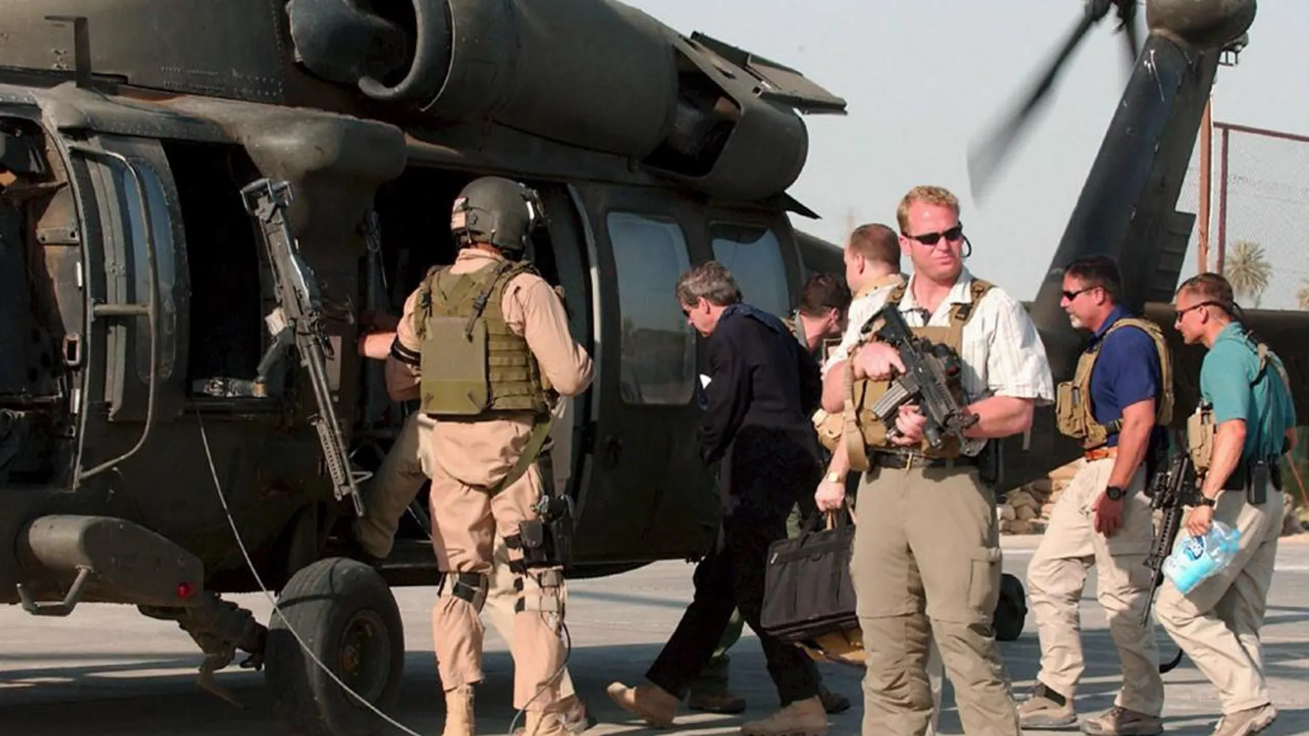 El administrador estadounidense Paul Bremer rodeado de escoltas de Blackwater mientras subía a un helicóptero en la ciudad de Hilla (Irak) en una foto de archivo