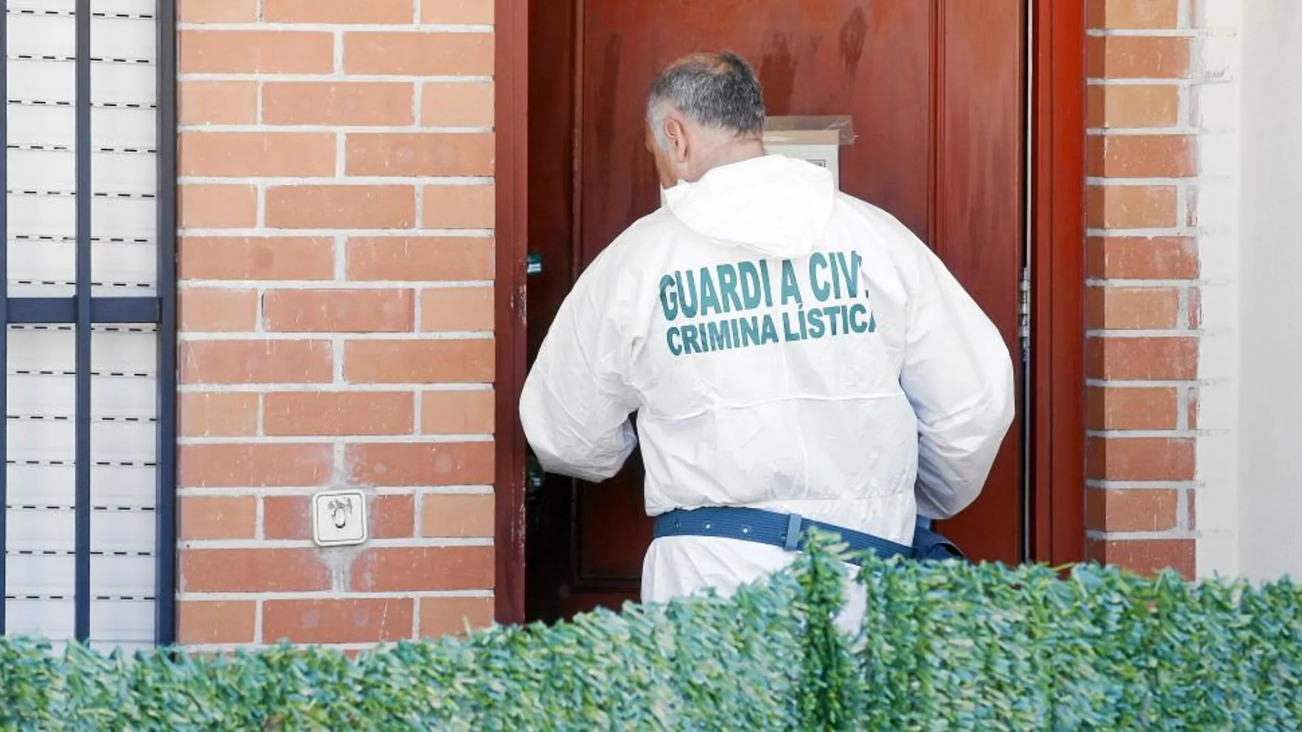 Los agentes de la Policía Científica de la Guardia Civil tomaron más muestras en el chalé el pasado martes