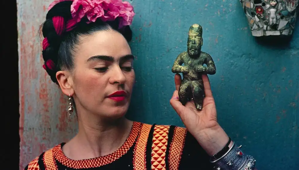 Frida Kahlo sosteniendo una figura