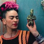 Frida Kahlo sosteniendo una figura