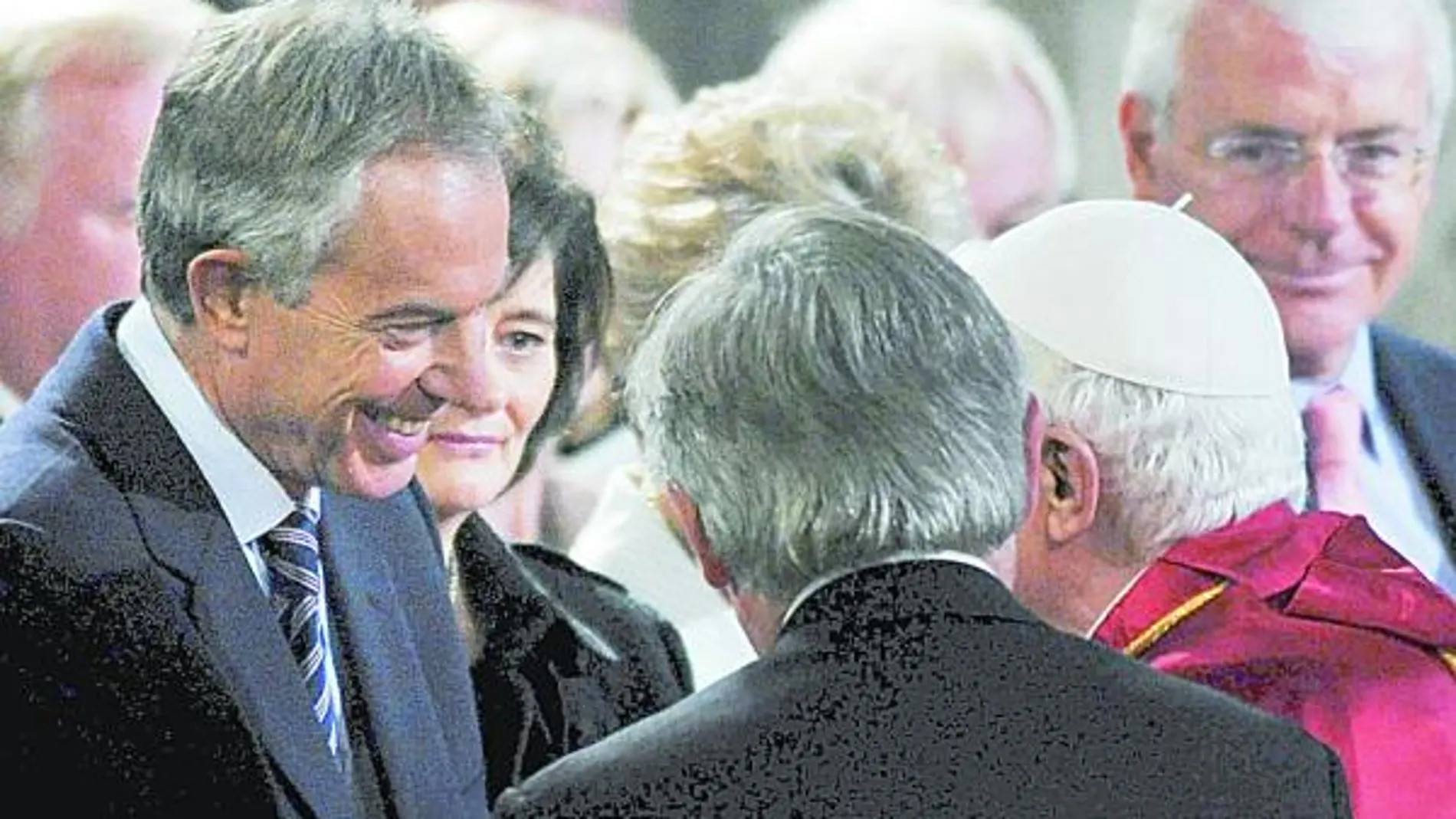 Blair saluda al Papa tras su conversión al catolicismo