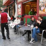 La imposibilidad de fumar en el interior de los locales provocará que muchos fumadores salgan a la calle para poder encender un cigarillo, aumentando el ruido y los enfrentamientos con los vecinos