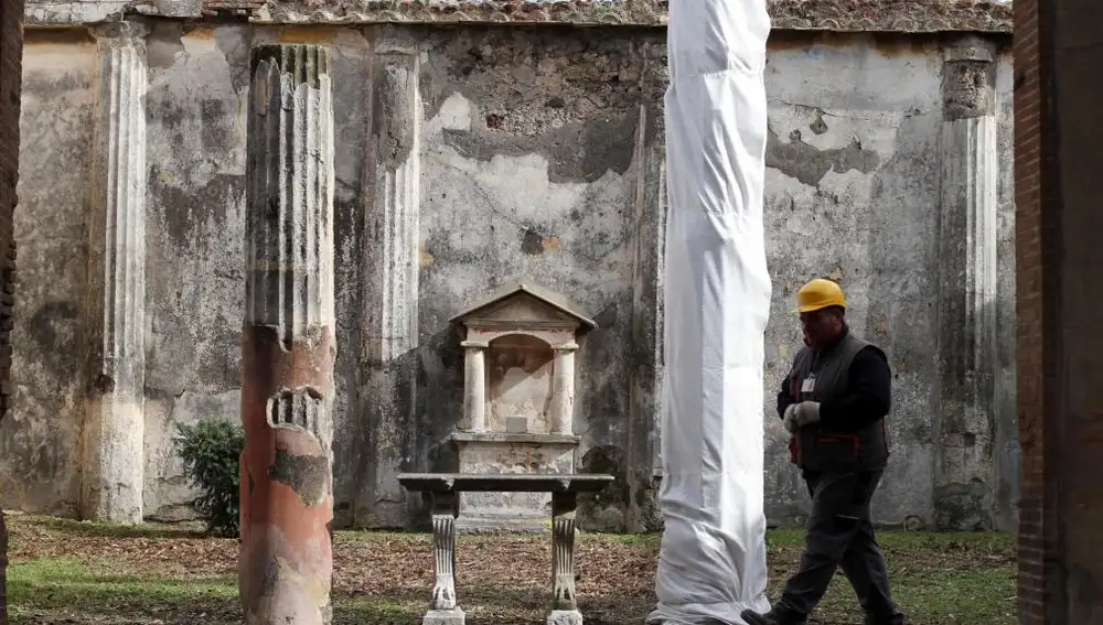Un obrero camina en la Casa dei Dioscuri durante las obras de restauración de Pompeya.