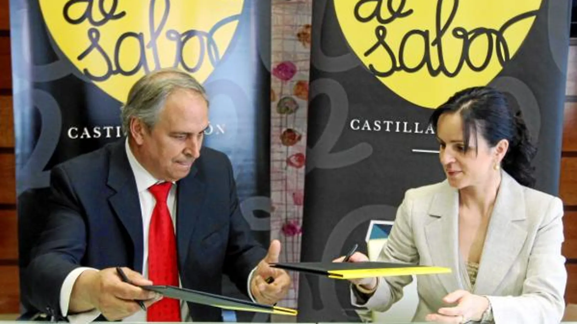 Silvia Clemente y el presidente de los Artesanos Alimentarios, Telesforo San José, suscriben el convenio