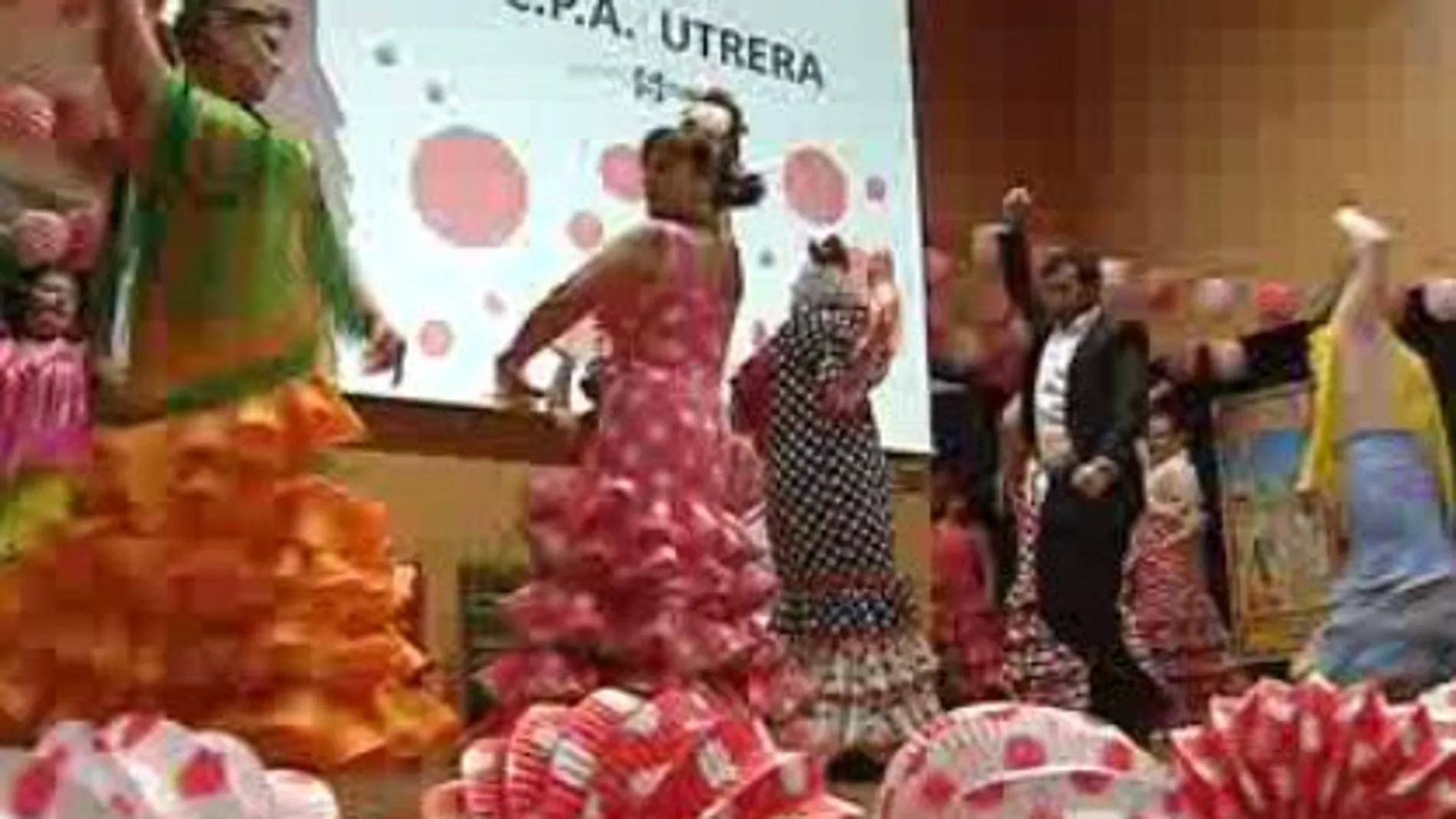 Peinetas y mantoncillos para mantener activos a los mayores gracias al baile
