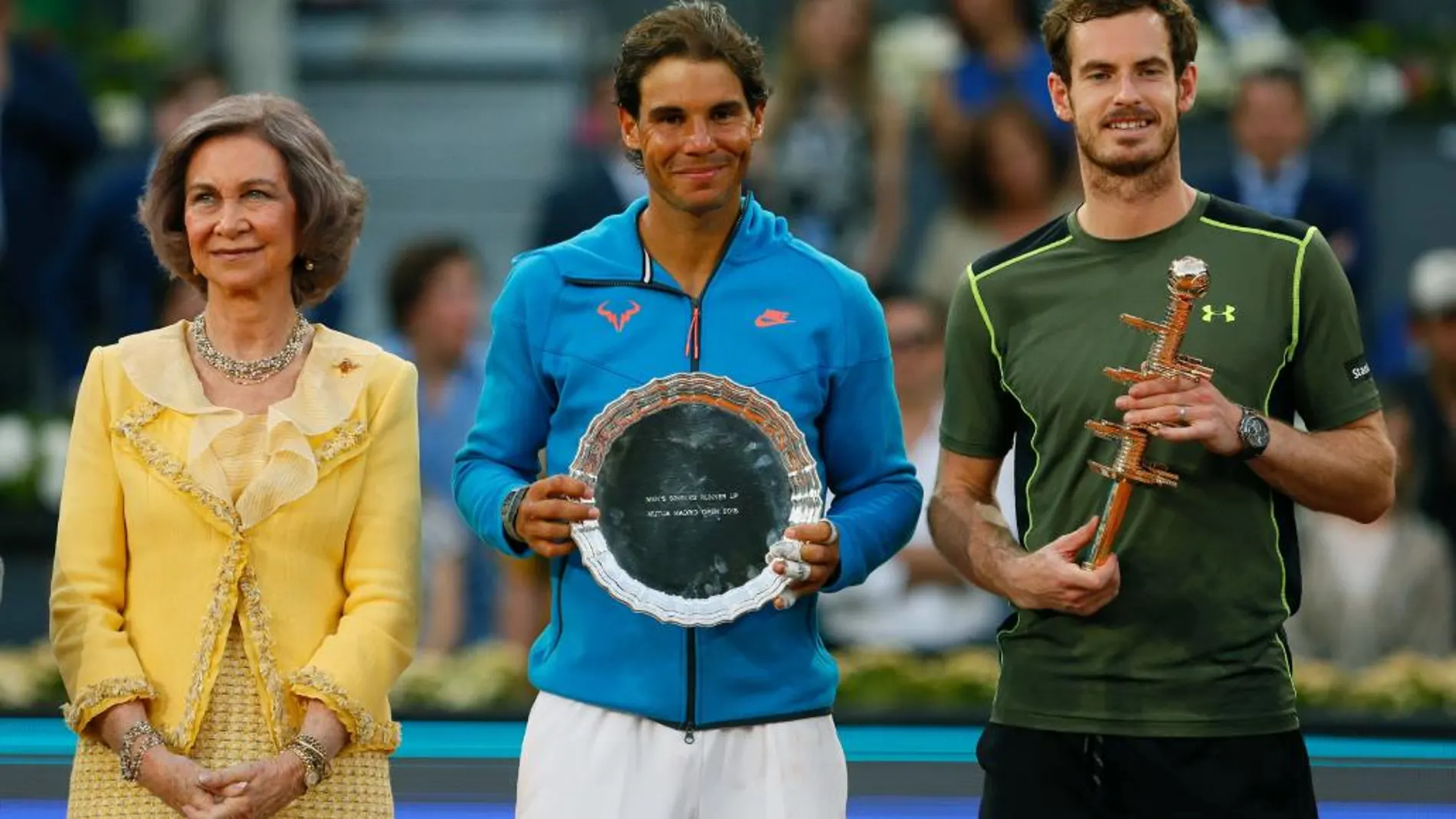 La Reina Sofía tras entrergar a los tenistas, el británico Andy Murray y el español Rafael Nadal, los trofeos que les acreditan primero y segundo, respectivament
