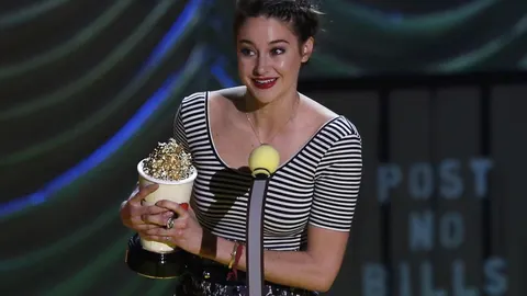 Shailene Woodley al recibir el premio