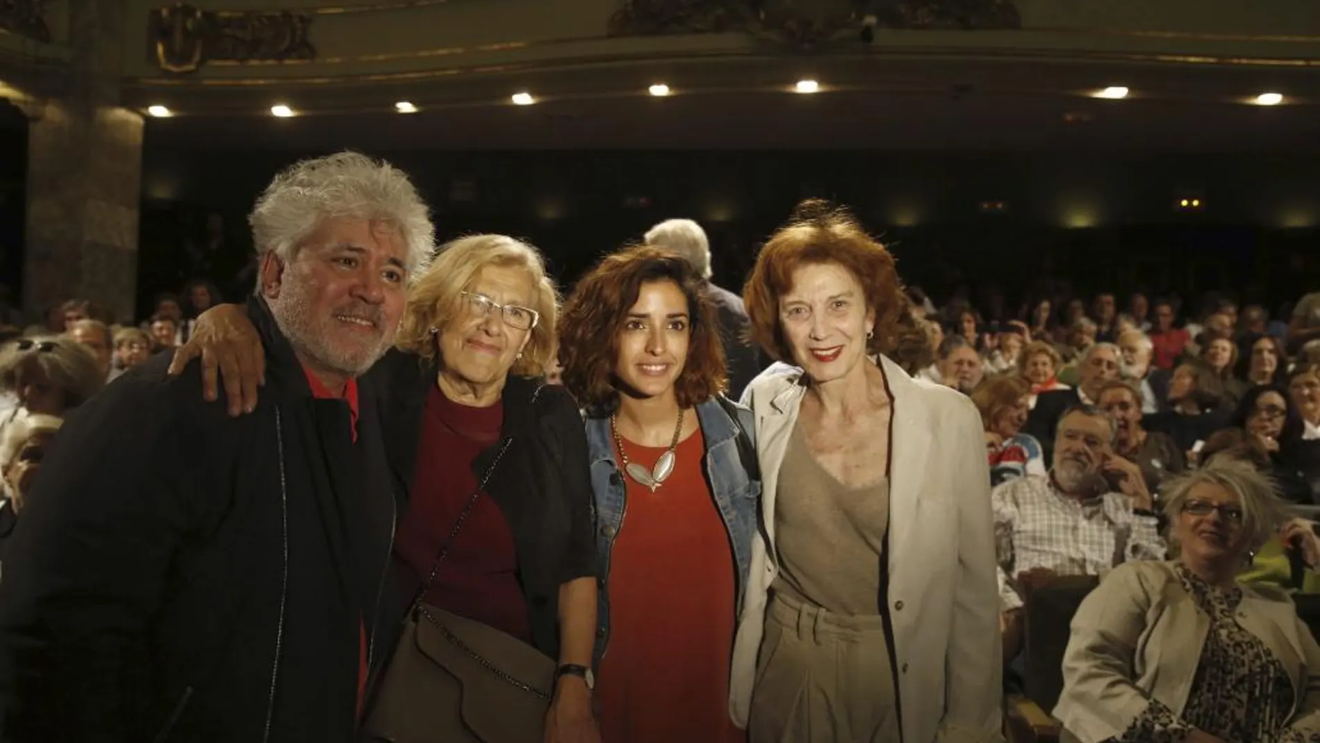 La candidata de Ahora Madrid al Ayuntamiento, Manuela Carmena (2i), junto al cineasta Pedro Almodóvar y las actrices Inma Cuesta y Marisa Paredes a su llegada al acto celebrado hoy en el Círculo de Bellas Artes de Madrid