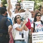 Trabajadores de Garoña, ayer, frente a La Moncloa, donde pidieron una reunión urgente con Zapatero