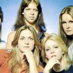 Cinco adolescentes formaron The Runaways, irreverente banda de rock que nació en 1975 de la mano de Kim Fowley. Tras su separación en el año 1979, algunas de las integrantes emprendieron su aventura en solitario.