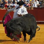 Garrido durante la faena de su primer toro donde tomó la alternativa